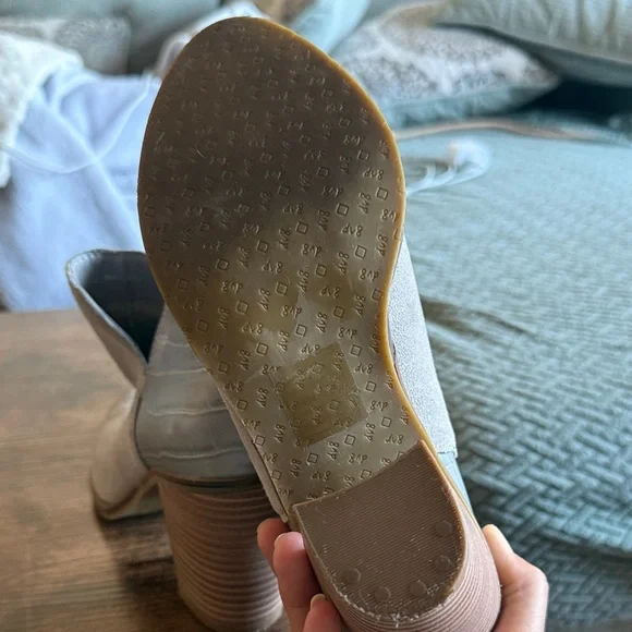 DV by Dolce Vita Light Gray Ankle Booties - Picture 4 of 6